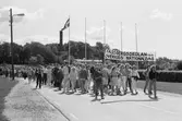 Fässbergsskolans elever firar Sveriges nationaldag i Mölndal, år 1983. Festtåg på Toltorpsgatan.

Fotografi taget av Harry Moum, HUM, Mölndals-Posten, vecka 23, år 1983.