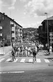 Fässbergsskolans elever firar Sveriges nationaldag i Mölndal, år 1983. Festtåg på Bergmansgatan.

Fotografi taget av Harry Moum, HUM, Mölndals-Posten, vecka 23, år 1983.