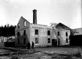 Efter branden av fröklängningsanstalten, utifrån. 
Fotograf E. Sörman.