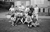 Feriearbete för ungdomar i Kållered, år 1983. Grupporträtt framför Kållereds gamla kommunalhus.

För mer information om bilden se under tilläggsinformation.