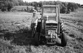 Olle Svensson i Lindome vid sin traktor, år 1983. 