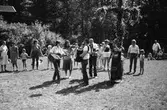 Midsommarfest i Bunketorp, Lindome, dagen före midsommarafton, år 1983. Dans kring midsommarstången.

För mer information om bilden se under tilläggsinformation.