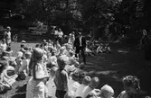 Midsommarfest i Bunketorp, Lindome, dagen före midsommarafton, år 1983.

För mer information om bilden se under tilläggsinformation.