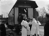 Sjukvårdspersonal vid ambulansvagn, Uppsala september 1938