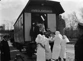 Sjukvårdspersonal vid ambulansvagn, Uppsala september 1938
