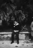 Skeppsgossekåren Minnen från 1927-30
Skeppsgosse sittande på en bänk
