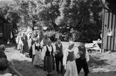 Lindome Hembygdsgille firar 20-årsjubileum på Börjesgården i Hällesåker den 23 juli år 1983. Hällesåkers folkdanslag.

För mer information om bilden se under tilläggsinformation.