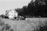 Lindome finska förening arrangerar utomhuskonsert i Sinntorp, Lindome, år 1983.

För mer information om bilden se under tilläggsinformation.