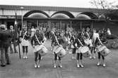 Orkestern Sæbygarden spelar i Lindome centrum, år 1983.

För mer information om bilden se under tilläggsinformation.