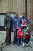 Deltagare vid tipspromenaden vid IKHP-stugan i Hakarp. Från vänster: Gunilla Karlsson (1), Monika Eriksson (2) Marianne Sandahl (3) och två barn Åsa Karlsson (4) och Richard Sandahl (5). Den ena håller ett paket kaffe i händerna och den andra sitter i en sulky.