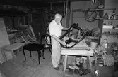 Lindomesnickaren William Andersson i sin verkstad vid Barnsjön i Lindome, år 1983. 