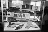 Utställning med gamla almanackor på Lindome bibliotek, år 1983.

För mer information om bilden se under tilläggsinformation.