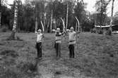 Bågskyttar i Lindome bågskytteklubb, år 1983. Pappa Jan-Erik Lundin (längst t h) koncentrerar sig mot skjutmålet ihop med sönerna Mikael, 12, och (i mitten) Morgan, 14.

För mer information om bilden se under tilläggsinformation.