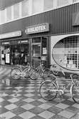 Cyklar utanför Kållereds bibliotek, år 1983.

För mer information om bilden se under tilläggsinformation.