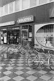 Cyklar utanför Kållereds bibliotek, år 1983.

För mer information om bilden se under tilläggsinformation.