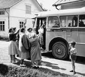 Bildiligens på linjen Östersund - Ragunda, Juli 1953. Resande
mot Ragunda kliver på postbussen vid poststationen i Pålgård.