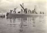 Torped lastas ombord på ubåten HVALEN av personal från varvet Fiat-San Giorgio i Spezia.