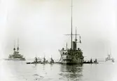 Brittiska örlogsfartyg. På Gibraltars redd. Mitt i bilden ses HMS Bonaventure, sjösatt 1892 som kryssare. Ombyggd till depåfartyg för ubåtar 1907.