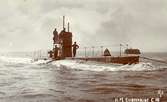 Brittiska ubåten C10.  Bakom ubåten ser vi Spitbank Fort i Spithead vid inseglingen till Portsmouth hamn.