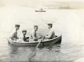 Fyra av ubåten HVALENs besättningsmän i HVALENs hopfällbara livjolle (berthonbåt).