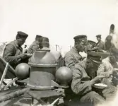 Skaffning på däck ombord ubåten HVALEN. I förgrunden syns nakterhuset.