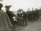 Ubåten HVALENs fartygschef kapten Georg Waldemar Magnusson tar tillsammans med sin fru Elly emot uppvaktning på Skeppsholmen efter sin hemkomst från Italien.