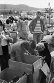 Lindome Frikyrkoförsamlings ungdomssektion håller sin årliga loppmarknad i Lindome centrum, år 1983.

För mer information om bilden se under tilläggsinformation.
