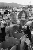 Lindome Frikyrkoförsamlings ungdomssektion håller sin årliga loppmarknad i Lindome centrum, år 1983.

För mer information om bilden se under tilläggsinformation.