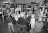 Utställning om ull, lin och bomull på Kållereds bibliotek, år 1983.

För mer information om bilden se under tilläggsinformation.