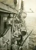 Ett gäng sjömän med gevär ombord