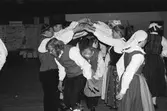 Föreningarnas dag på Almåsgården i Lindome, år 1983. Hällesåkers folkdanslag.

För mer information om bilden se under tilläggsinformation.