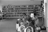 Verksamhet på Kållereds bibliotek, år 1983. Klassisk musik med och för barn med Laila Krogh.

För mer information om bilden se under tilläggsinformation.