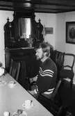 Jörgen Johansson, Heljered i Kållered, fikar på hembygdsgården i Långåker, Kållered, år 1983.