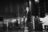 Vissångaren Alf Hambe uppträder på Ekenskolan i Kållered, år 1983. 