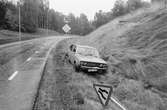 Bil som kört i diket vid Östra Lindomevägen i Kållered, år 1983. 