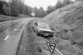 Bil som kört i diket vid Östra Lindomevägen i Kållered, år 1983. 