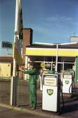 En man hissar flaggan utanför BP bensinstation, vid Långgatan i Huskvarna, innan macken öppnar.