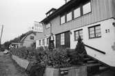Wally Holmberg har öppnat fotoatelje i sin villa vid Gamla Riksvägen i Kållered, år 1983.

För mer information om bilden se under tilläggsinformation.