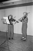 Violinelever från musikskolan spelar på Kållereds hembygdsgilles höstgille på Ekenskolan i Kållered, den 21 oktober, år 1983.

För mer information om bilden se under tilläggsinformation.