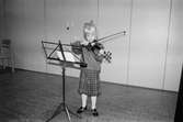 Violinelever från musikskolan spelar på Kållereds hembygdsgilles höstgille på Ekenskolan i Kållered, den 21 oktober, år 1983. 