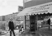 Ny fiskaffär, Fiskhörnan, på Hagabäcksleden i Kållereds centrum, år 1983. Christer Augustsson utanför affären.

För mer information om bilden se under tilläggsinformation.