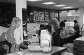 Ny fiskaffär, Fiskhörnan, på Hagabäcksleden i Kållereds centrum, år 1983. Christina Sjöbring betjänar kund.

För mer information om bilden se under tilläggsinformation.