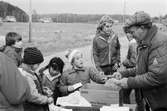 Lindome Bågskytteklubb anordnar poängpromenaden Gåsajakten i Lindome, år 1983. Start vid Gödebergsvägen.

Fotografi taget av Harry Moum, HUM, Mölndals-Posten, vecka 46, år 1983.