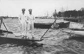 Gävleseglaren Bertil Matton (1896-1955, KSSS-medlem sedan 1926) t v med oidentifierad besättningsman ombord på 22-S8 FYRVÄPPLINGEN III i Sandhamn, juli 1930.