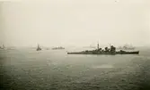 Bilder är tagen i Spithead utanför Portsmouth i England. Flottbesöket är av anledning köningen av Kung Georg VI maj 1937. Fartyget på bilden är den japanske kryssaren Ashigara. Bakom syns den Holländska kryssaren Hr.Ms.Java. Fotografen står troligen ombord på HMS Drottning Victoria