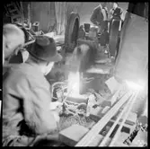 Bäckefors bruk. Disponent Bjurström smider spik i gamla bruket.