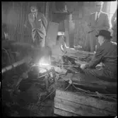 Bäckefors bruk. Disponent Bjurström smider spik i gamla bruket.