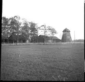 Gårdsanläggning med väderkvarn. Borg, Stora Mellby.