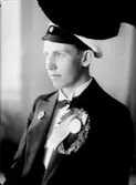 En student, bröstbild.
Bengt Källén.