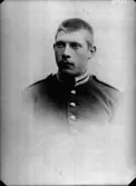 En ung man i uniform, bröstbild.Artur Karlsson